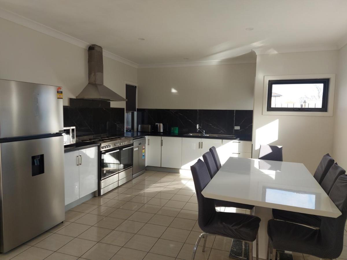 Maruve Guesthouse 12 Min From Melb Airport メルボルン エクステリア 写真